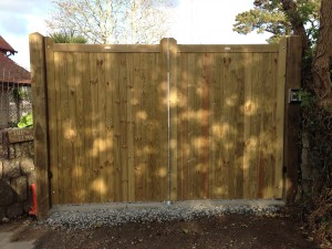 Timber electric gates in Cornwall
